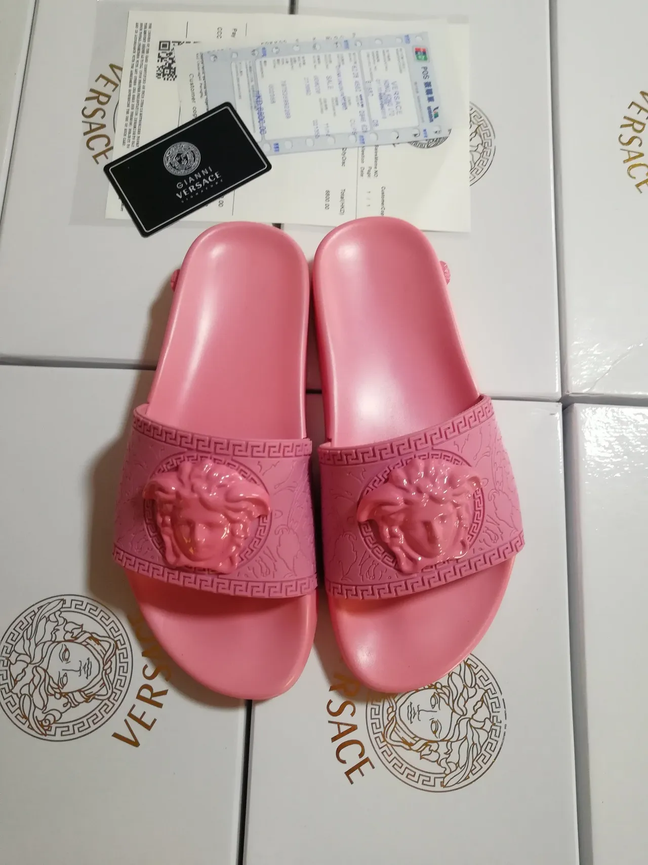 Versace Zapatilhas rosa monocromáticas de borracha moldada com cabeça de Medusa elevada 3
