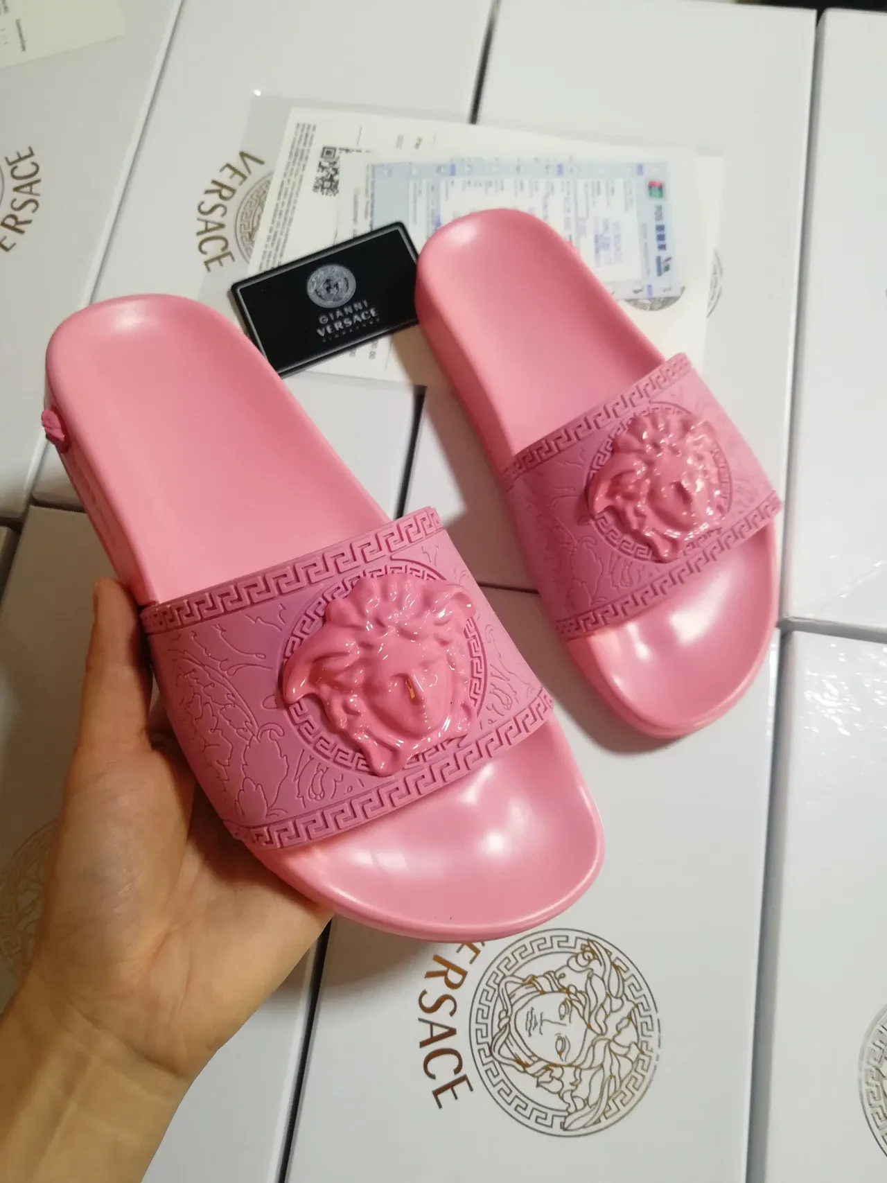 Versace Zapatilhas rosa monocromáticas de borracha moldada com cabeça de Medusa elevada 4