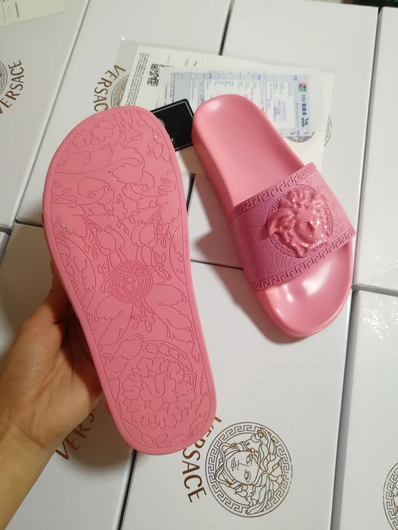 Versace Zapatilhas rosa monocromáticas de borracha moldada com cabeça de Medusa elevada 5