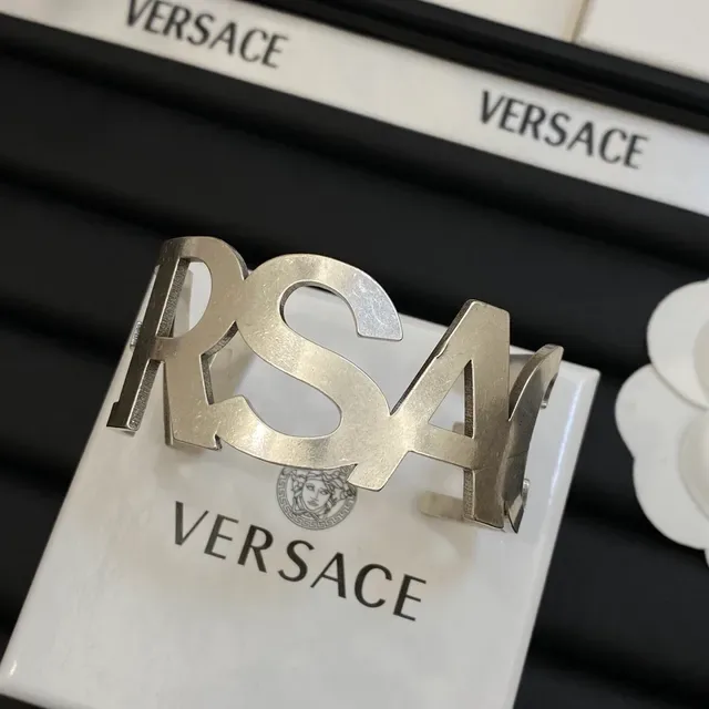 Versace RSA أساور معصم ذهبي وفضي بحروف مقطوعة 5