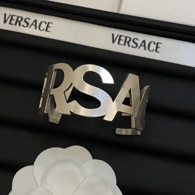 Versace RSA أساور معصم ذهبي وفضي بحروف مقطوعة 6