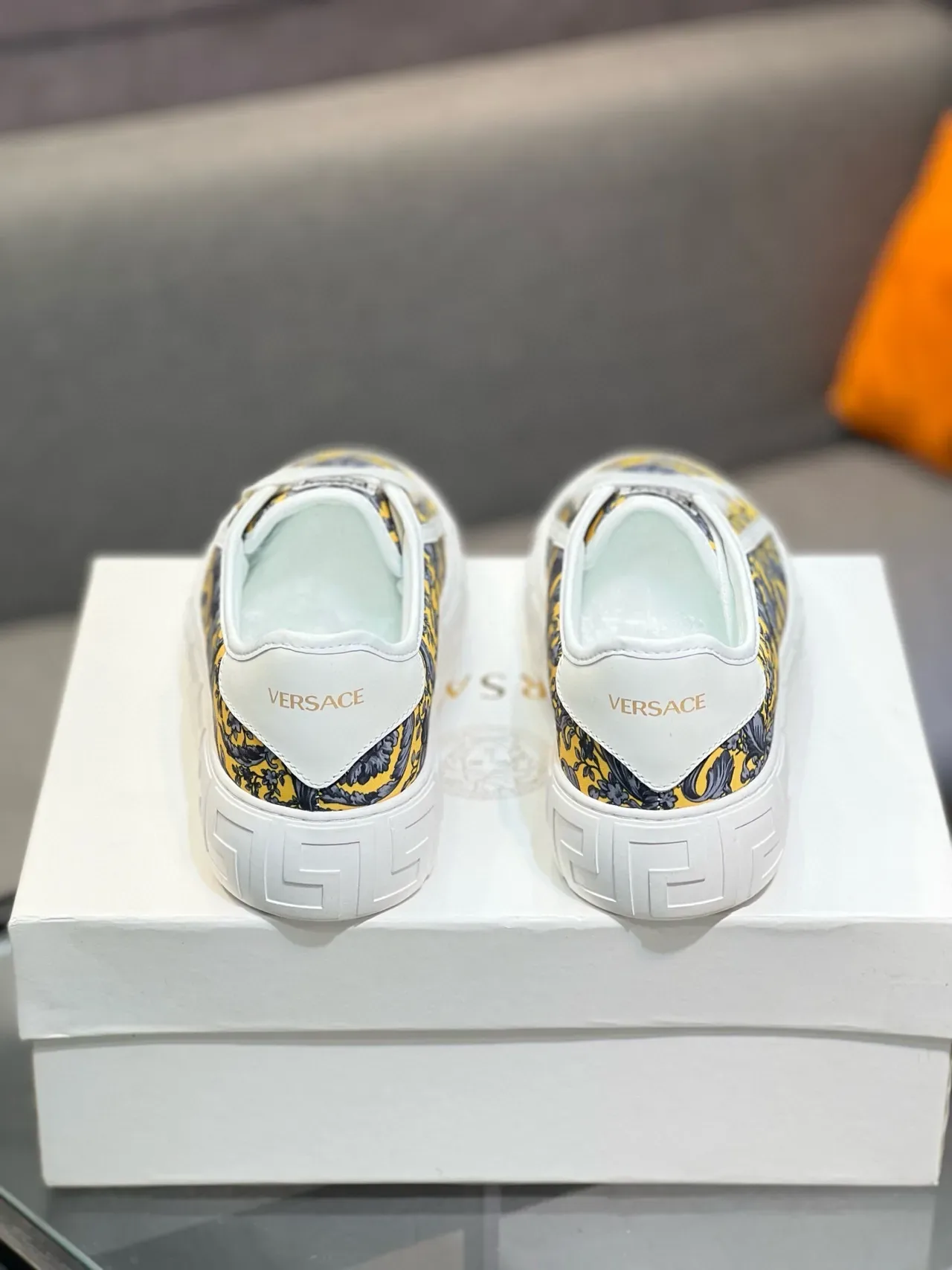 Versace Amarillo Negro Impresión Floral Barroca Greca Key Detalle de la suela intermedia Zapatillas Lifestyle 2