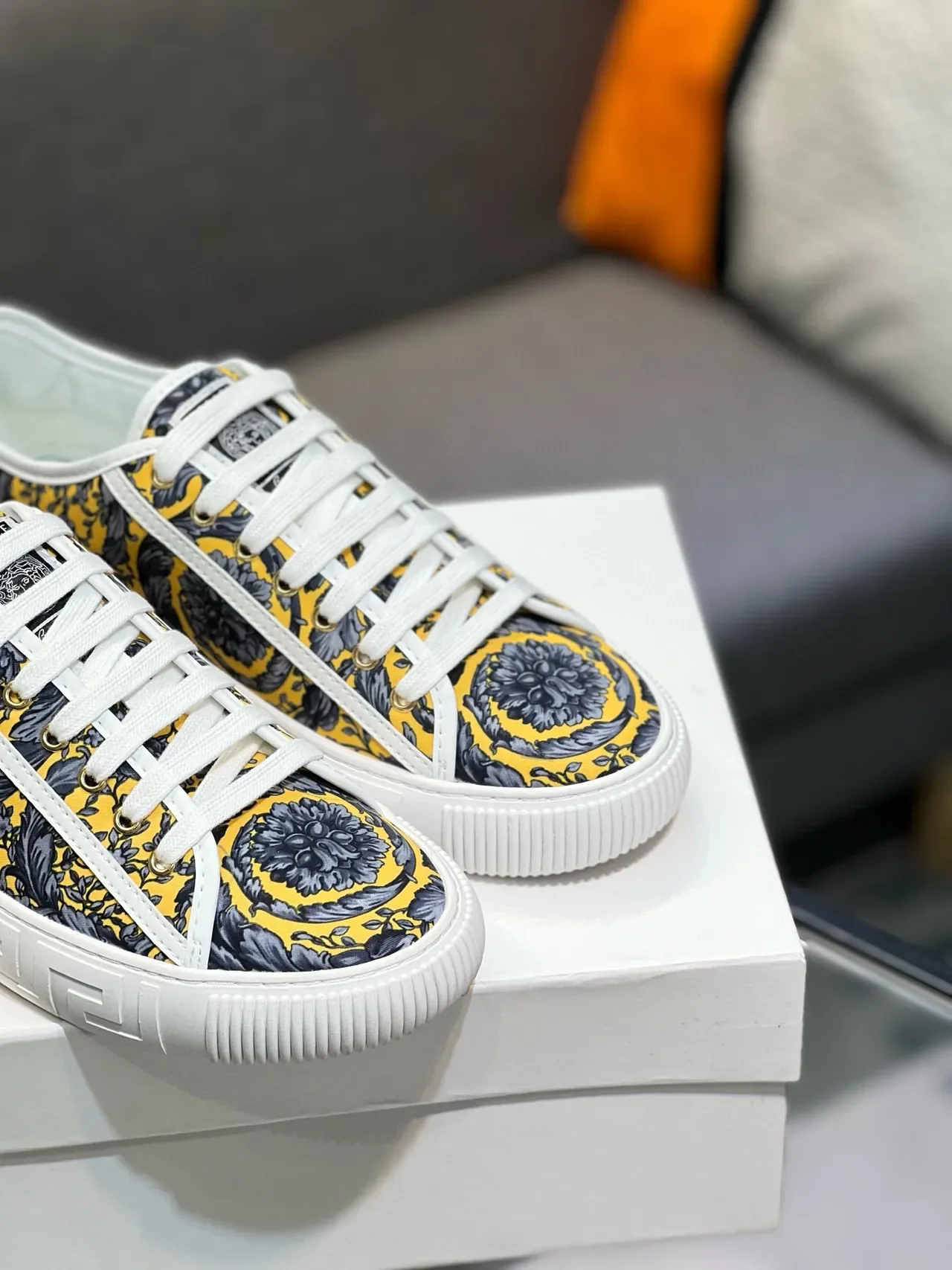Versace Amarillo Negro Impresión Floral Barroca Greca Key Detalle de la suela intermedia Zapatillas Lifestyle 4