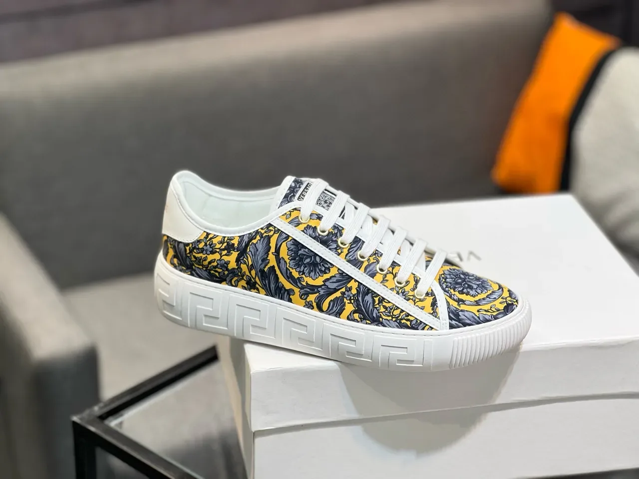 Versace Amarillo Negro Impresión Floral Barroca Greca Key Detalle de la suela intermedia Zapatillas Lifestyle 5
