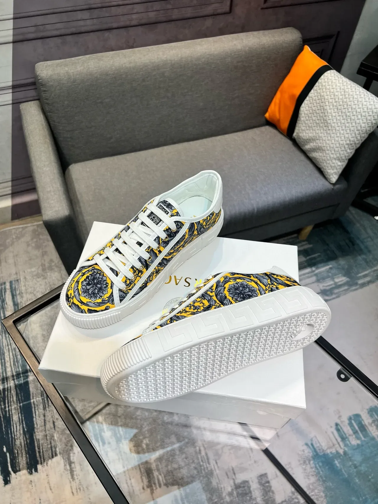 Versace Amarillo Negro Impresión Floral Barroca Greca Key Detalle de la suela intermedia Zapatillas Lifestyle 6