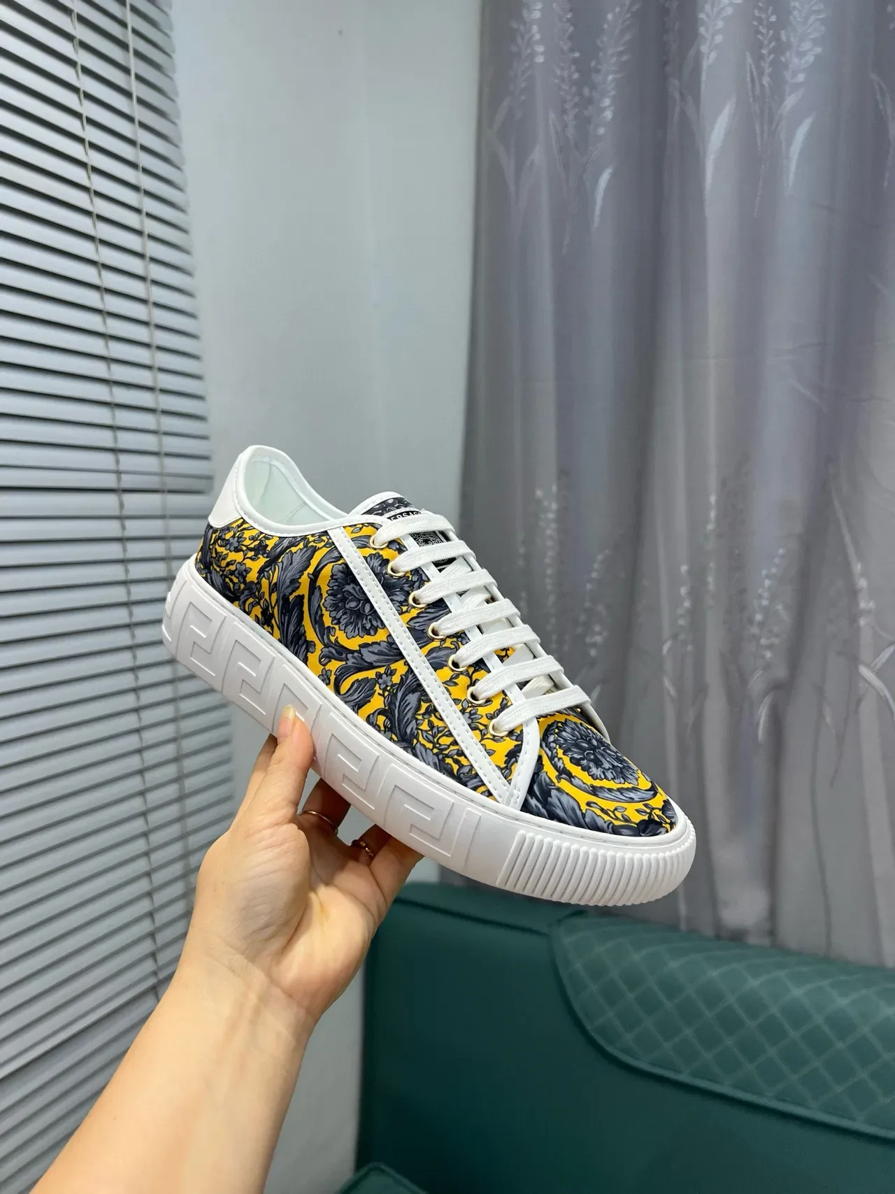 Versace Amarillo Negro Impresión Floral Barroca Greca Key Detalle de la suela intermedia Zapatillas Lifestyle 7