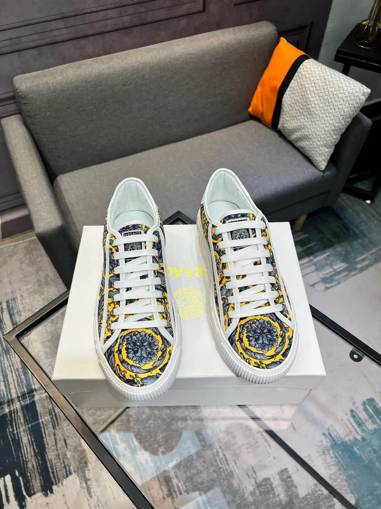 Versace Amarillo Negro Impresión Floral Barroca Greca Key Detalle de la suela intermedia Zapatillas Lifestyle 8