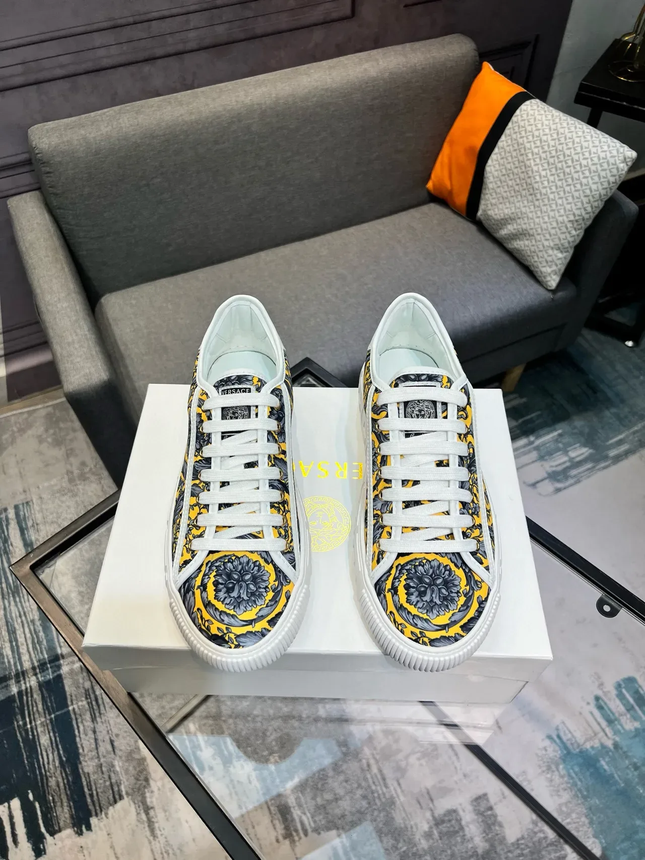 Versace Amarillo Negro Impresión Floral Barroca Greca Key Detalle de la suela intermedia Zapatillas Lifestyle 9