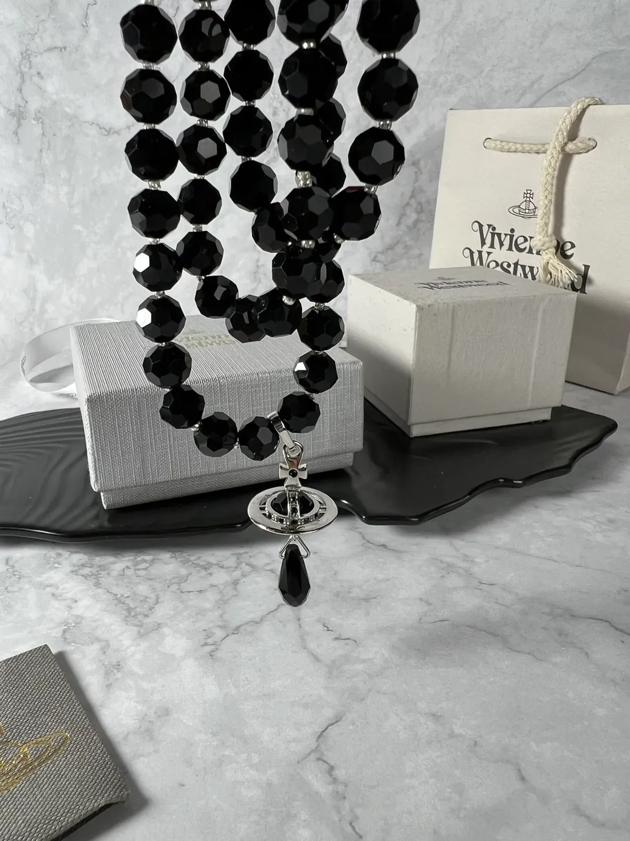 Vivienne Westwood Orb Necklace काला फेसेटेड बीड्स सिल्वर टोन हार्डवेयर हार 2