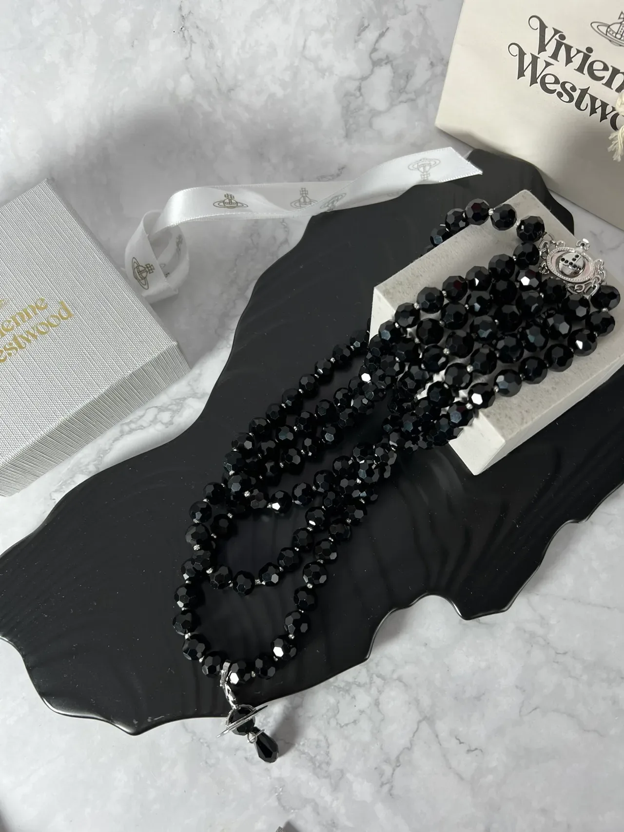 Vivienne Westwood Orb Necklace काला फेसेटेड बीड्स सिल्वर टोन हार्डवेयर हार 3