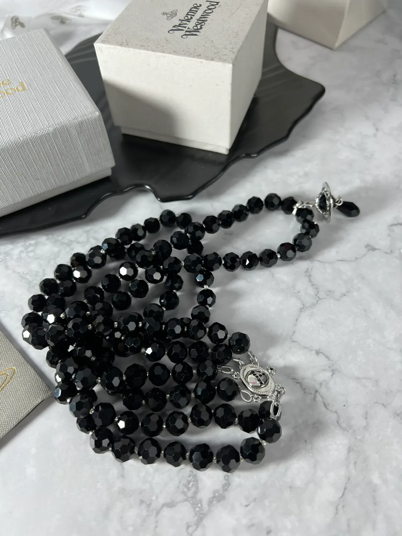 Vivienne Westwood Orb Necklace काला फेसेटेड बीड्स सिल्वर टोन हार्डवेयर हार 4