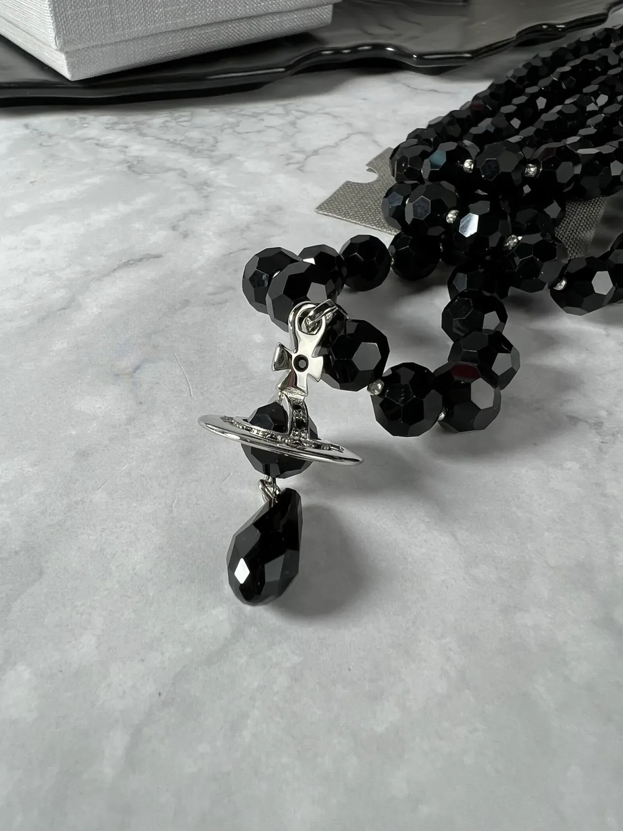 Vivienne Westwood Orb Necklace काला फेसेटेड बीड्स सिल्वर टोन हार्डवेयर हार 6