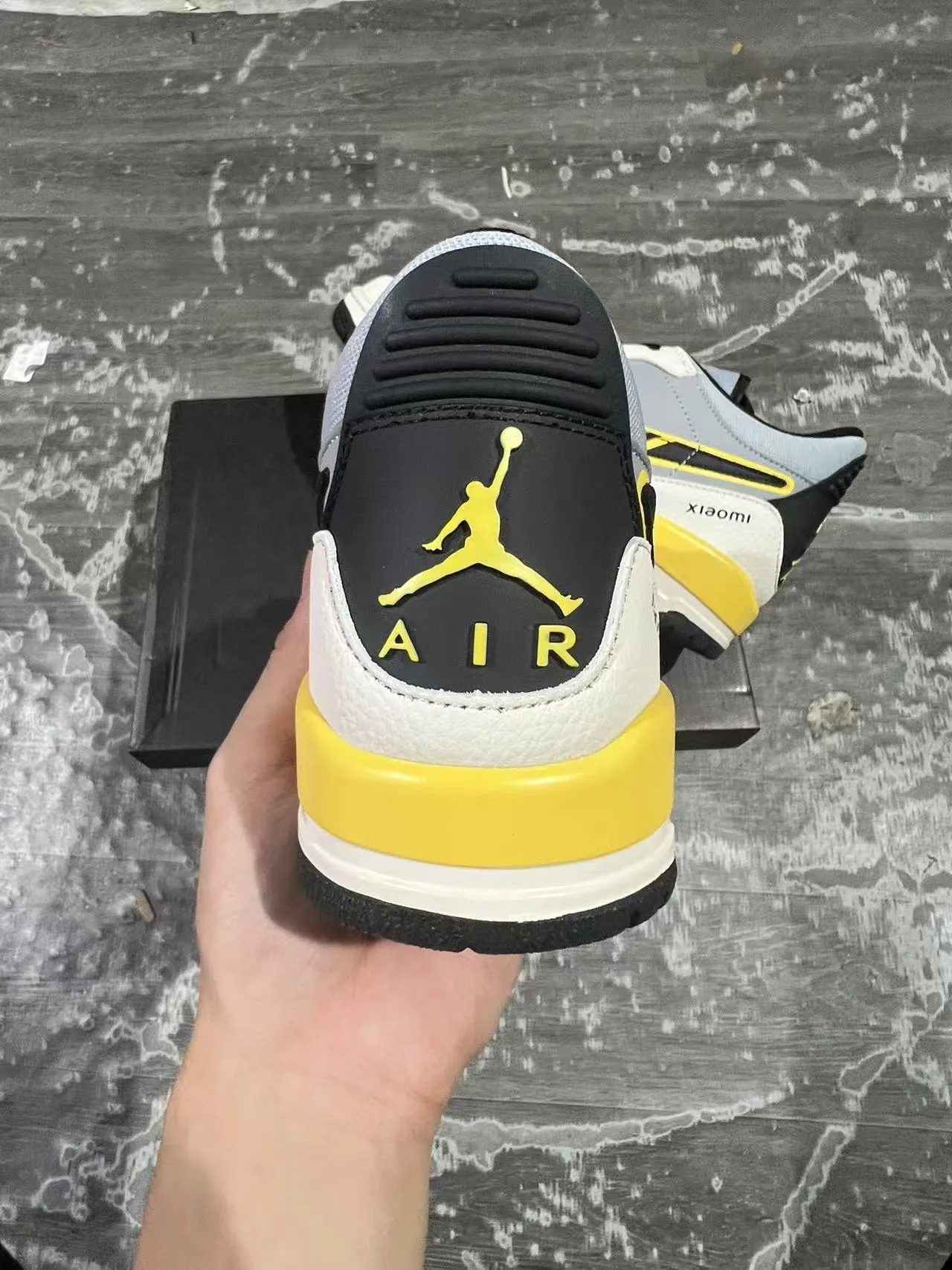 Xiaomi White Yellow Laceless Strap Closure Visible Heel Air Unit Sneakers 4
