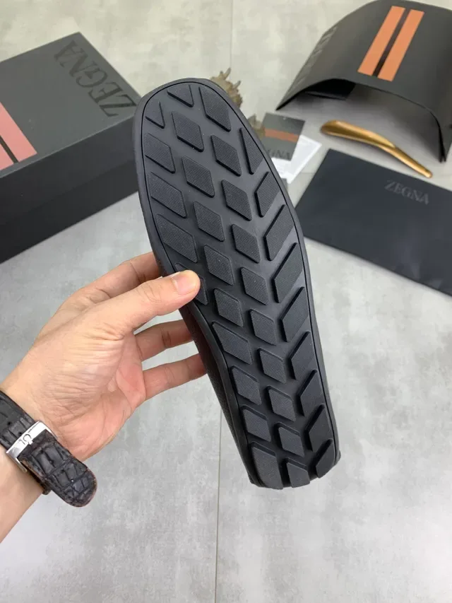 Mocassim Zegna de couro granulado preto e marrom com logo metálico 'Z' 2