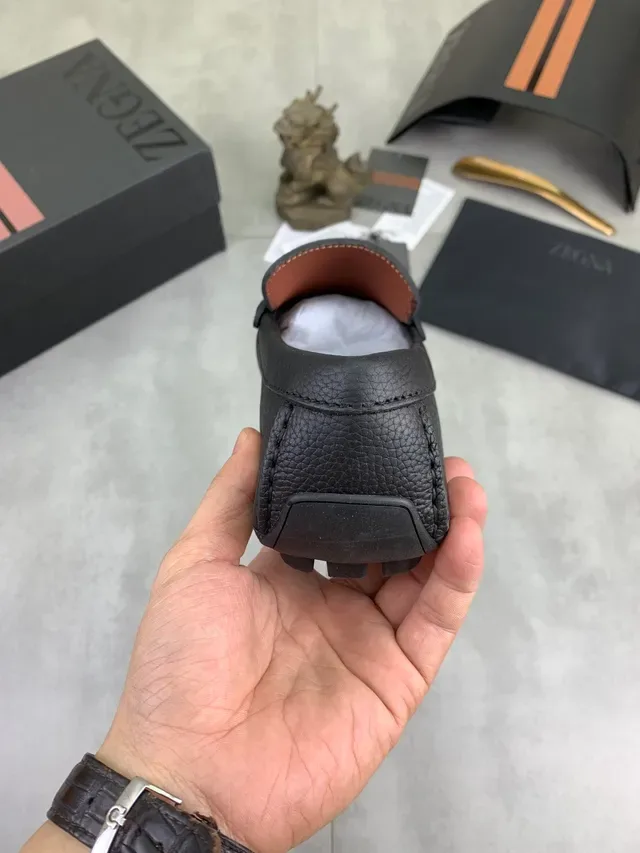 Mocassim Zegna de couro granulado preto e marrom com logo metálico 'Z' 3