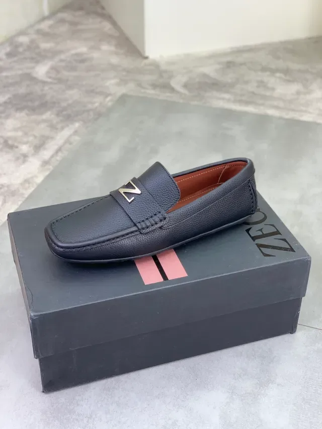 Mocassim Zegna de couro granulado preto e marrom com logo metálico 'Z' 4