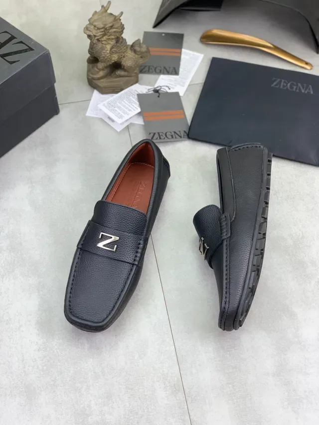 Mocassim Zegna de couro granulado preto e marrom com logo metálico 'Z' 5