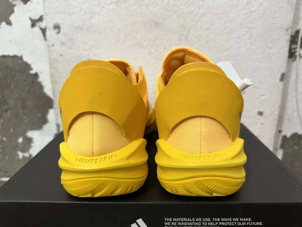 Adidas ADIZERO 黄色白色黑色篮球鞋 2