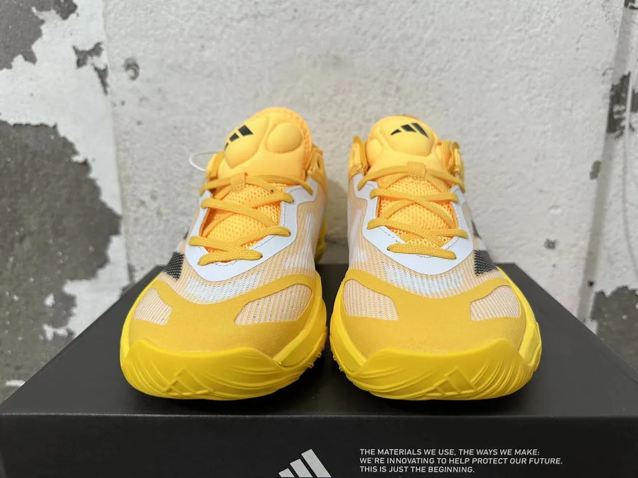 Adidas ADIZERO 黄色白色黑色篮球鞋 3