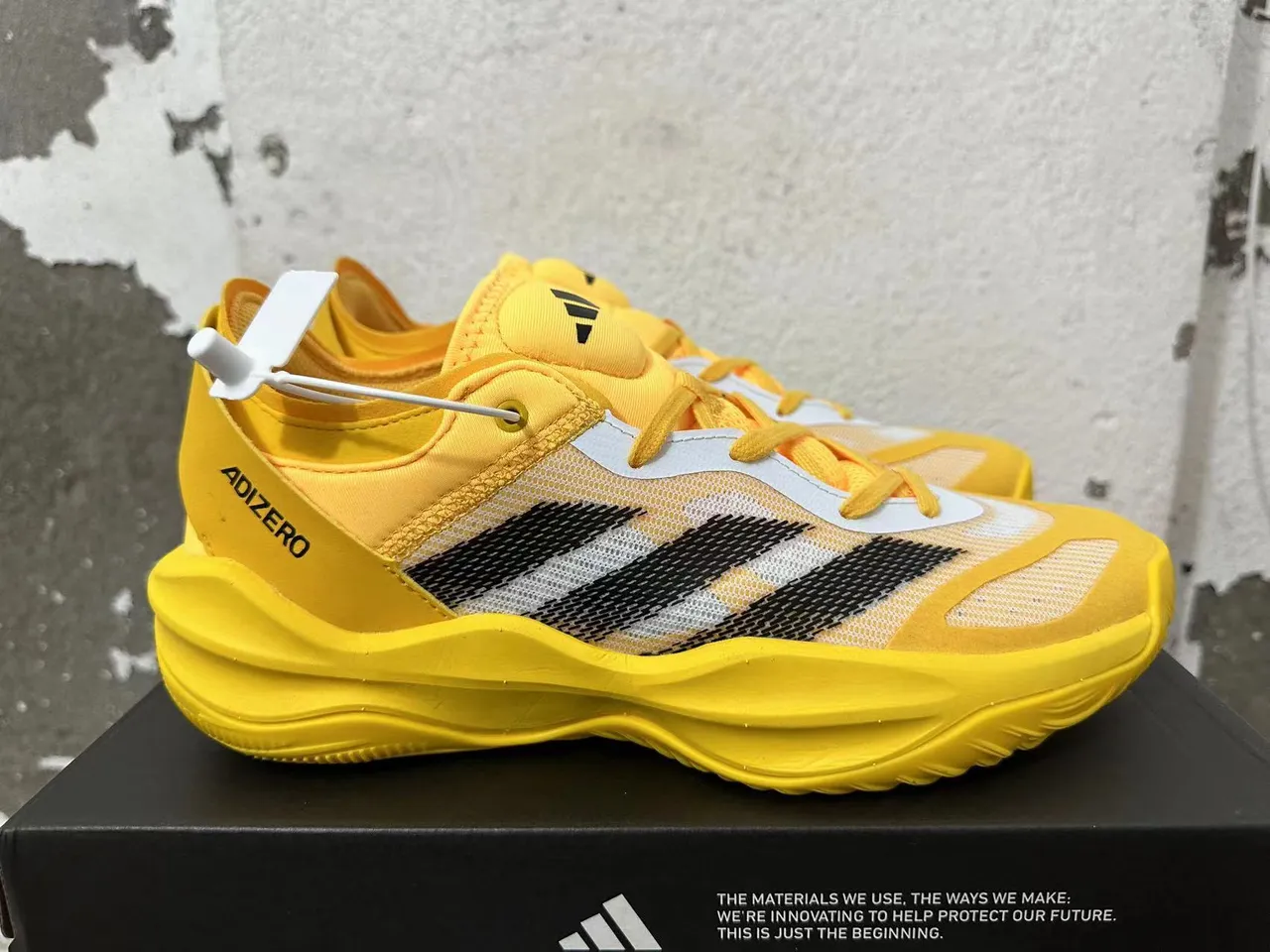 Adidas ADIZERO 黄色白色黑色篮球鞋 4