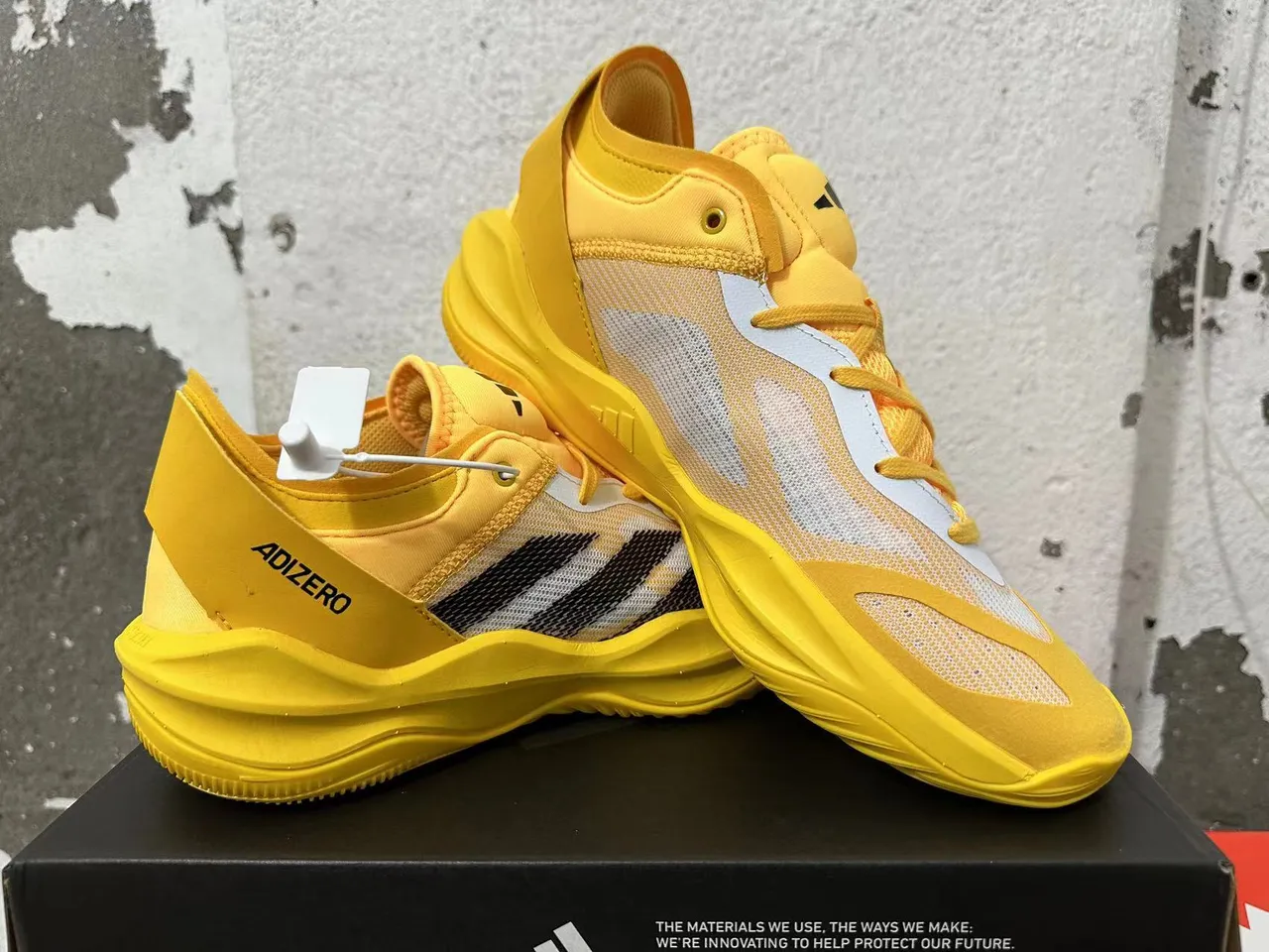 Adidas ADIZERO 黄色白色黑色篮球鞋 5