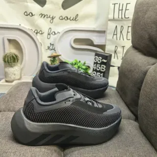 Adidas أحذية رياضية سوداء ورمادية شبكية للأسلوب الحياتي