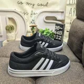 Adidas حذاء رياضي أسود وأبيض بثلاث خطوط أسلوب حياة