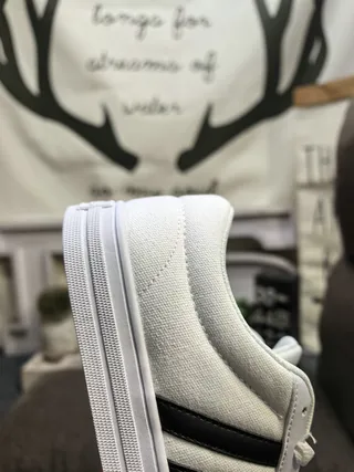 Adidas حذاء رياضي أسود وأبيض بثلاث خطوط أسلوب حياة 3