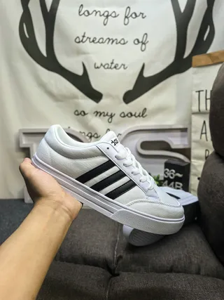 Adidas حذاء رياضي أسود وأبيض بثلاث خطوط أسلوب حياة 5