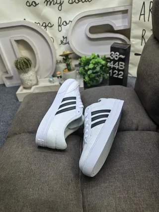 Adidas حذاء رياضي أسود وأبيض بثلاث خطوط أسلوب حياة 6