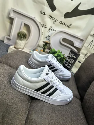 Adidas حذاء رياضي أسود وأبيض بثلاث خطوط أسلوب حياة 9