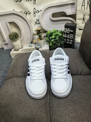 Adidas حذاء رياضي أسود وأبيض بثلاث خطوط أسلوب حياة 10