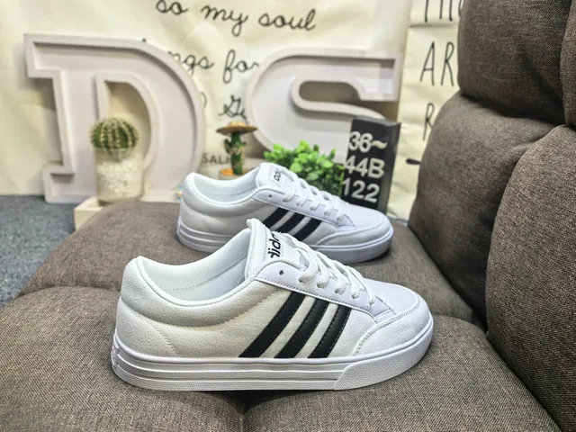 Adidas حذاء رياضي أسود وأبيض بثلاث خطوط أسلوب حياة 11