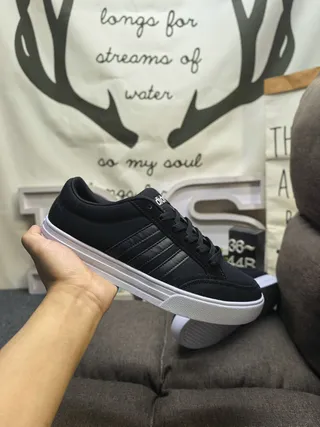 Adidas حذاء رياضي أسود وأبيض بثلاث خطوط أسلوب حياة 15