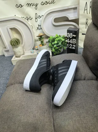 Adidas حذاء رياضي أسود وأبيض بثلاث خطوط أسلوب حياة 16