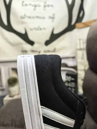 Adidas حذاء رياضي أسود وأبيض بثلاث خطوط أسلوب حياة 23