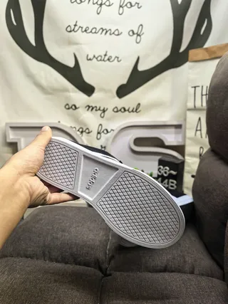 Adidas حذاء رياضي أسود وأبيض بثلاث خطوط أسلوب حياة 24