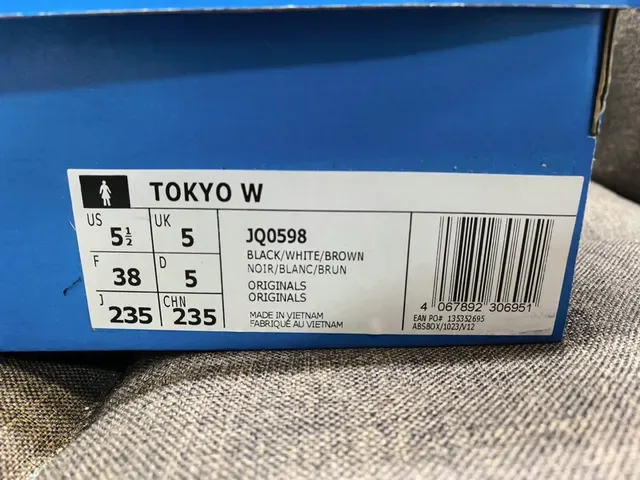 Adidas sneakers lifestyle de couro preto e bege com três listras Off-White na parte superior 2