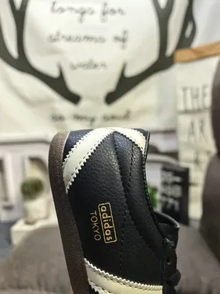 Adidas sneakers lifestyle de couro preto e bege com três listras Off-White na parte superior 3