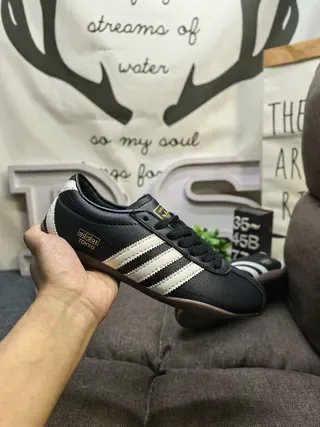 Adidas sneakers lifestyle de couro preto e bege com três listras Off-White na parte superior 5