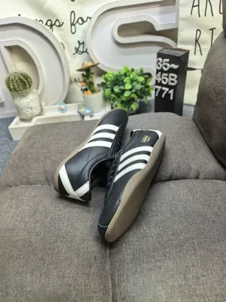 Adidas sneakers lifestyle de couro preto e bege com três listras Off-White na parte superior 6