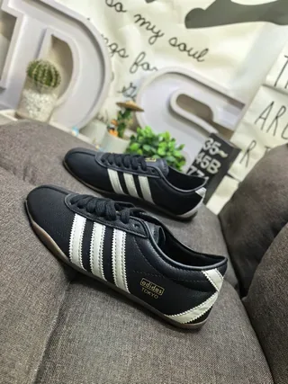 Adidas sneakers lifestyle de couro preto e bege com três listras Off-White na parte superior 7