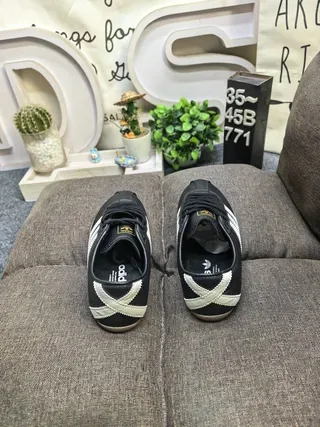 Adidas sneakers lifestyle de couro preto e bege com três listras Off-White na parte superior 8
