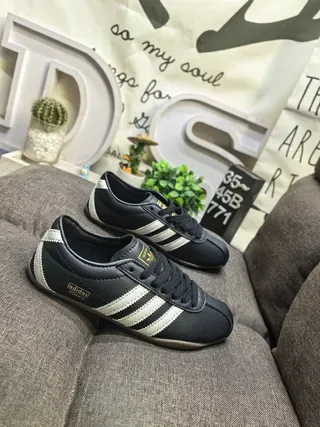 Adidas sneakers lifestyle de couro preto e bege com três listras Off-White na parte superior 9