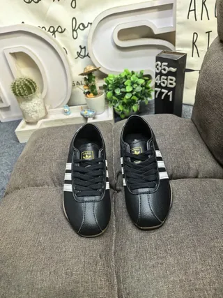 Adidas sneakers lifestyle de couro preto e bege com três listras Off-White na parte superior 10