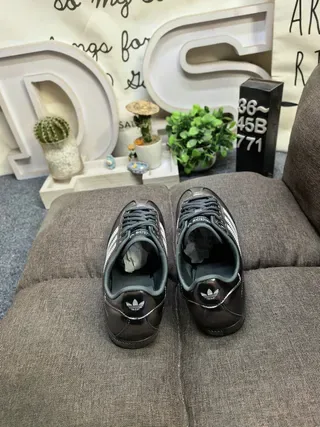 Adidas 黑色 米色 金属 皮革鞋面 穿孔脚趾框 生活方式运动鞋 8