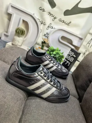 Adidas 黑色 米色 金属 皮革鞋面 穿孔脚趾框 生活方式运动鞋 9