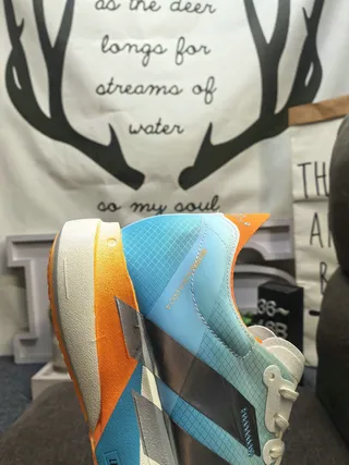 Adidas Tênis Running Azul Laranja com upper de malha engenheirada e overlay de três listras metálicas 3