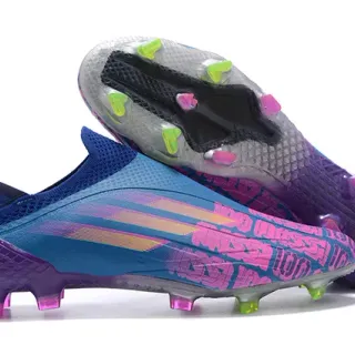 Adidas Chaussures de football bleu violet à la cheville basse, emboîtement chaussette, motif dégradé à trois bandes sur terrain ferme