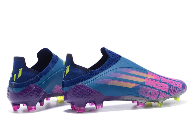 Adidas Chaussures de football bleu violet à la cheville basse, emboîtement chaussette, motif dégradé à trois bandes sur terrain ferme 2